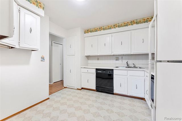 4655 Leisure Lane 48, Trenton, MI 48183