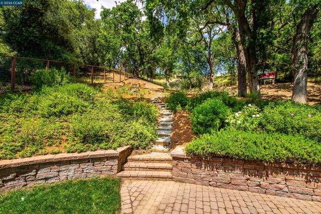 3348 Walnut Ln, Lafayette, CA 94549