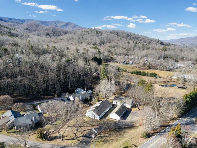 102 Llama Way, Black Mountain, NC 28711