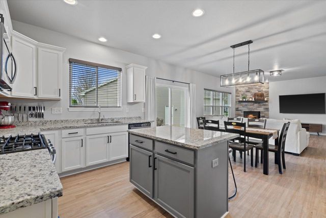 W204N16353 Jackson DRIVE, Jackson, WI 53037