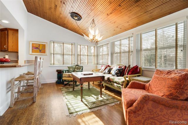 2052 S Dye Road, Flint, MI 48532