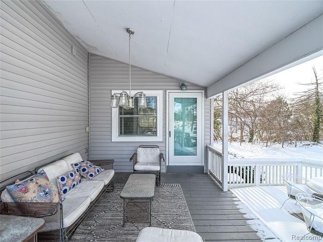 2052 S Dye Road, Flint, MI 48532