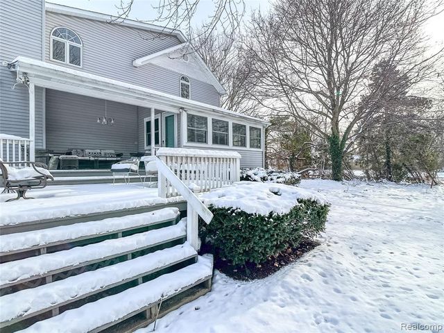 2052 S Dye Road, Flint, MI 48532