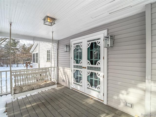 2052 S Dye Road, Flint, MI 48532