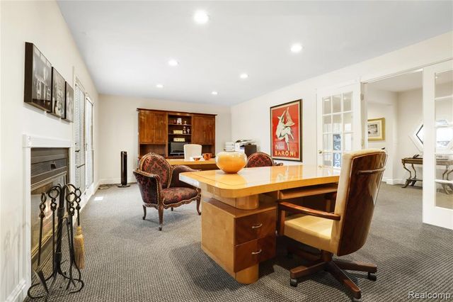 2052 S Dye Road, Flint, MI 48532