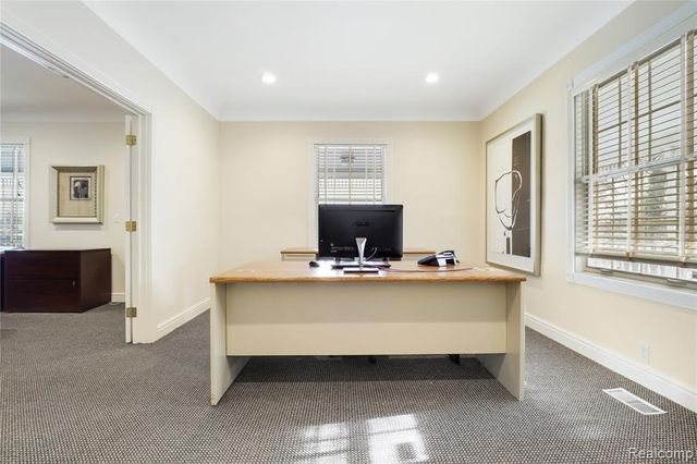 2052 S Dye Road, Flint, MI 48532