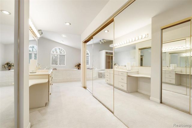 2052 S Dye Road, Flint, MI 48532