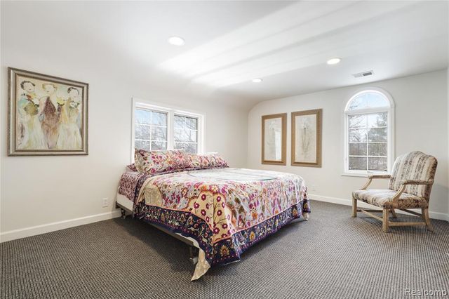 2052 S Dye Road, Flint, MI 48532