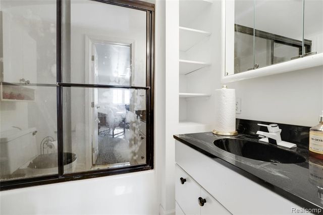 2052 S Dye Road, Flint, MI 48532