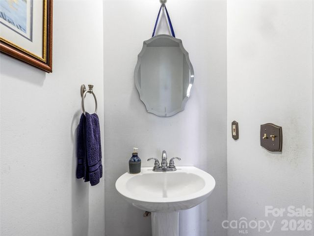 61 Rolling Hills Road, Mills River, NC 28759