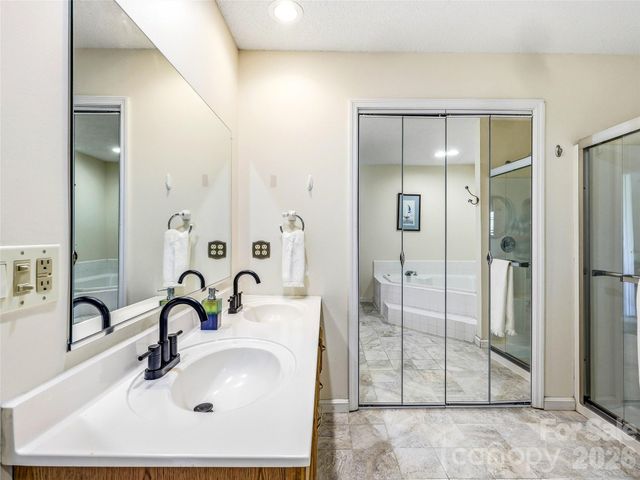 61 Rolling Hills Road, Mills River, NC 28759