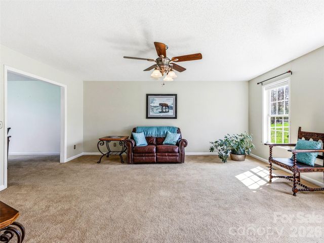 61 Rolling Hills Road, Mills River, NC 28759