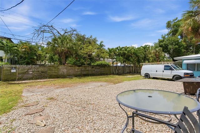 830 SE 14th St 2, Fort Lauderdale, FL 33316