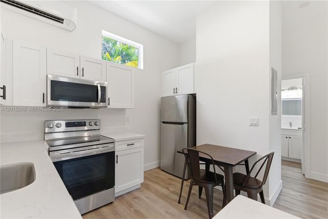 830 SE 14th St 2, Fort Lauderdale, FL 33316