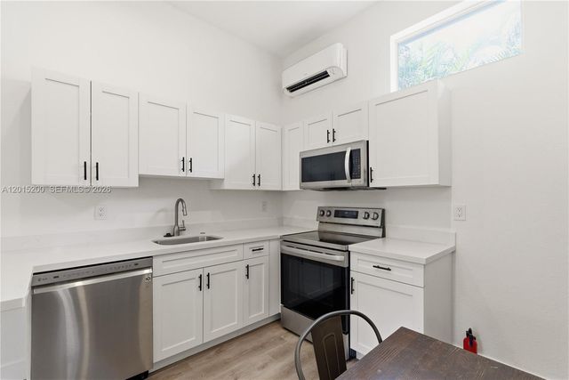 830 SE 14th St 2, Fort Lauderdale, FL 33316