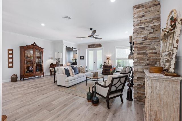 622 W 11TH AVENUE, Mount Dora, FL 32757