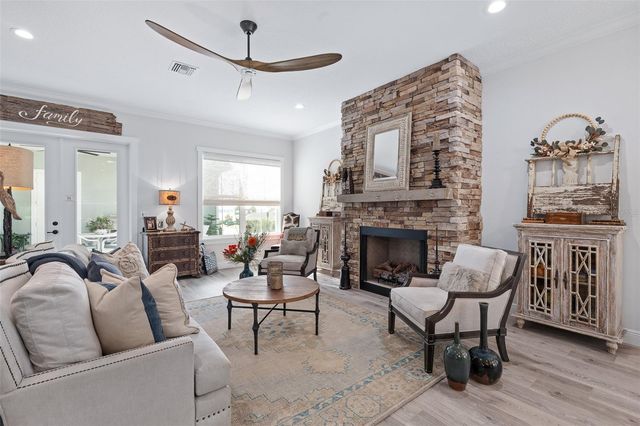 622 W 11TH AVENUE, Mount Dora, FL 32757