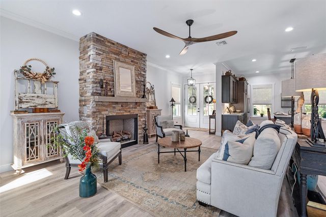 622 W 11TH AVENUE, Mount Dora, FL 32757