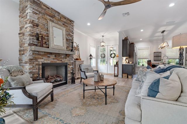 622 W 11TH AVENUE, Mount Dora, FL 32757