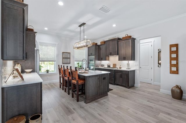 622 W 11TH AVENUE, Mount Dora, FL 32757