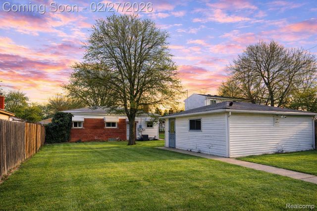 24245 Prairie Lane, Warren, MI 48089