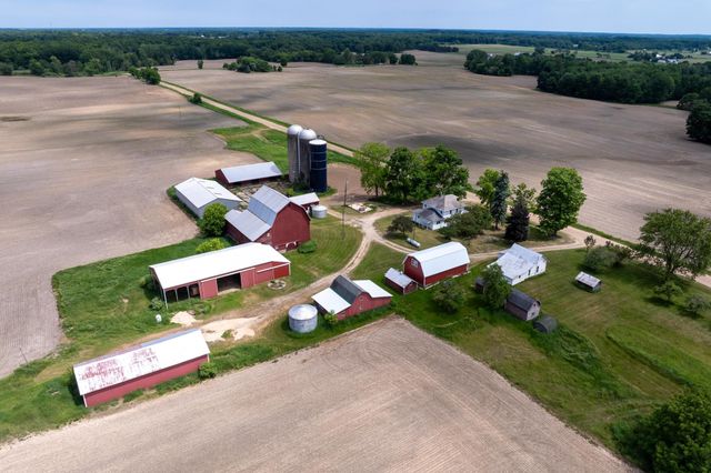 402 W Chapman Road, Fremont Twp, MI 48858