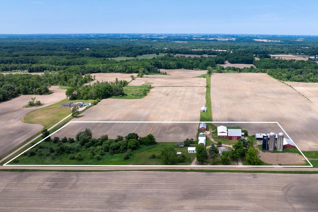 402 W Chapman Road, Fremont Twp, MI 48858