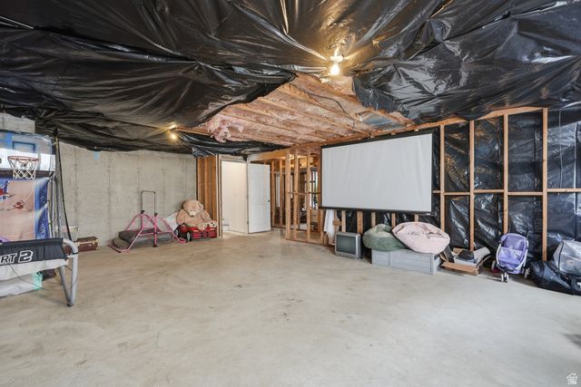 8262 S PIN OAK DR, West Jordan, UT 84081