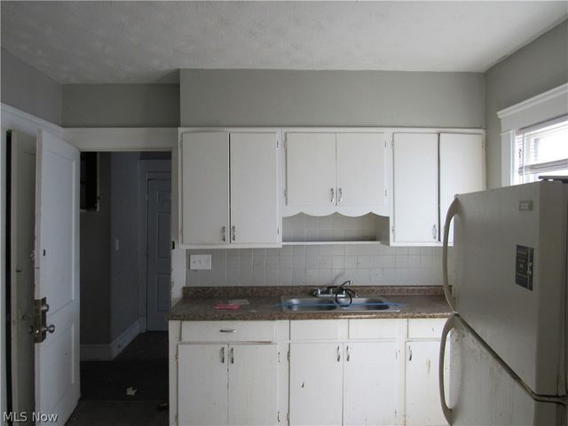 1427 E 133rd Street, East Cleveland, OH 44112