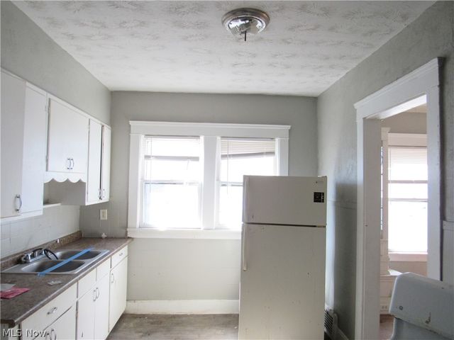 1427 E 133rd Street, East Cleveland, OH 44112