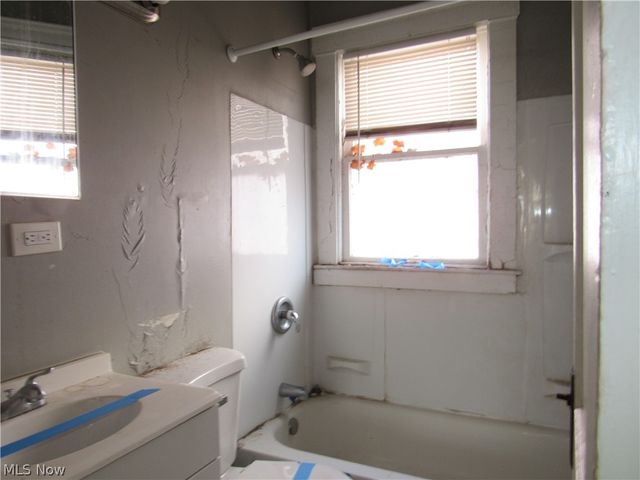 1427 E 133rd Street, East Cleveland, OH 44112