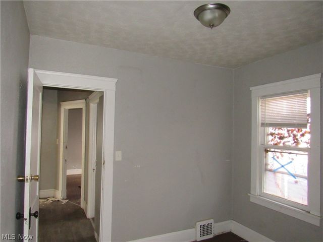 1427 E 133rd Street, East Cleveland, OH 44112