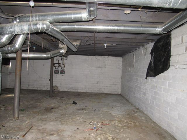 1427 E 133rd Street, East Cleveland, OH 44112