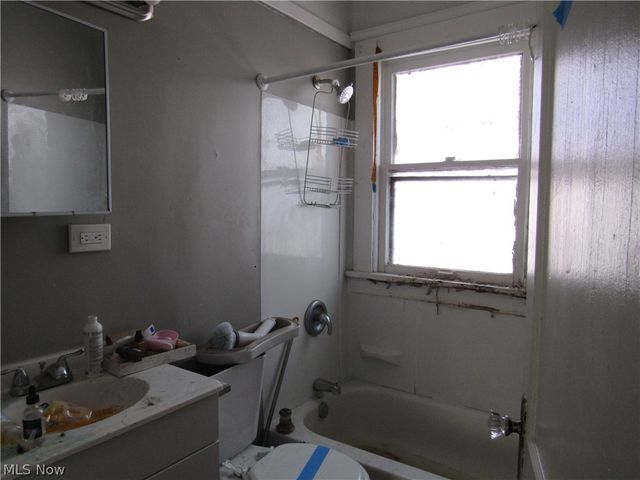 1427 E 133rd Street, East Cleveland, OH 44112