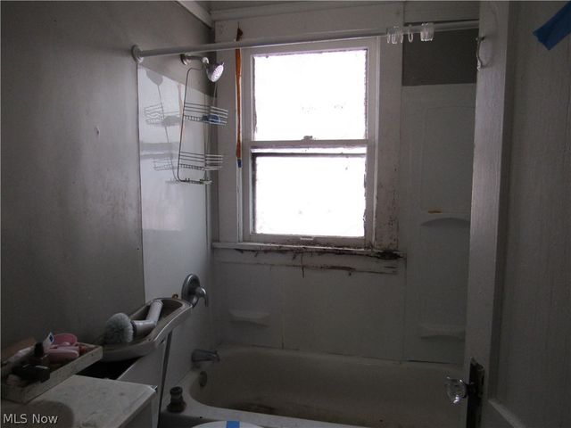 1427 E 133rd Street, East Cleveland, OH 44112