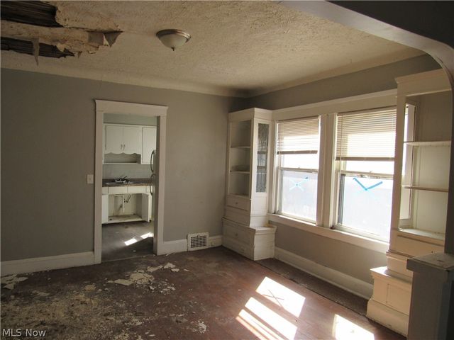 1427 E 133rd Street, East Cleveland, OH 44112