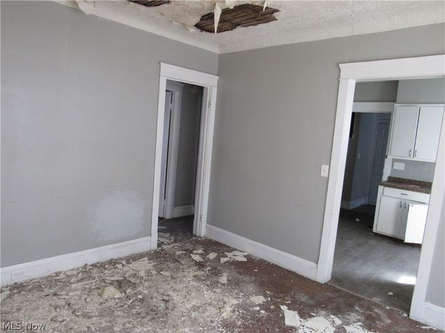 1427 E 133rd Street, East Cleveland, OH 44112