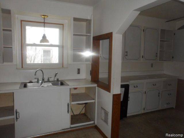 16207 Manchester Avenue, Eastpointe, MI 48021