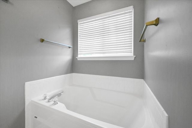 7 Appletree Court, Lake In The Hills, IL 60156