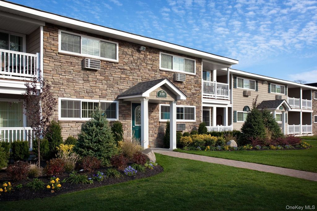 60 Johnson Avenue 4-2E, Sayville, NY 11782