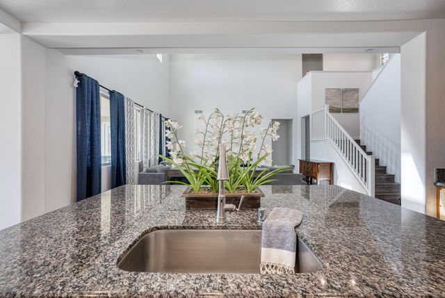 1267 Gold King Place Circle, Dinuba, CA 93618