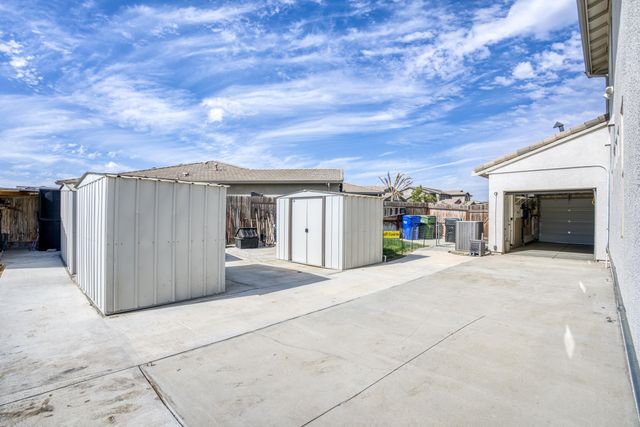 1267 Gold King Place Circle, Dinuba, CA 93618