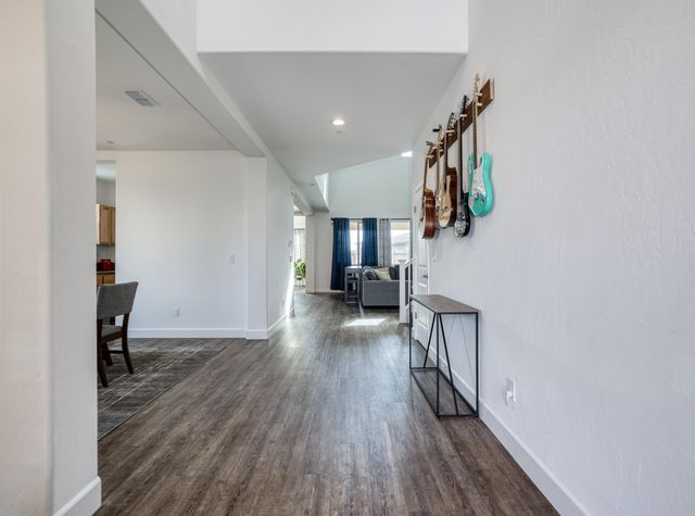 1267 Gold King Place Circle, Dinuba, CA 93618