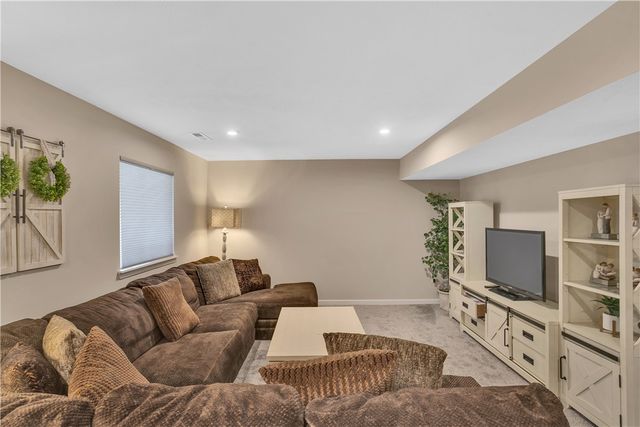 117 Hawthorne Dr, Connoquenessing Boro, PA 16033