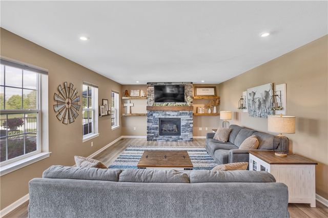 117 Hawthorne Dr, Connoquenessing Boro, PA 16033