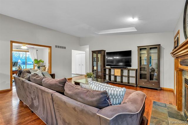 9035 Farmington Road, Livonia, MI 48150