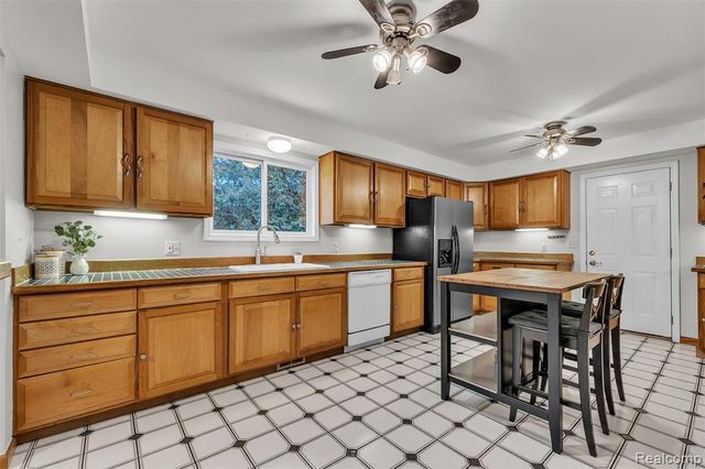 9035 Farmington Road, Livonia, MI 48150