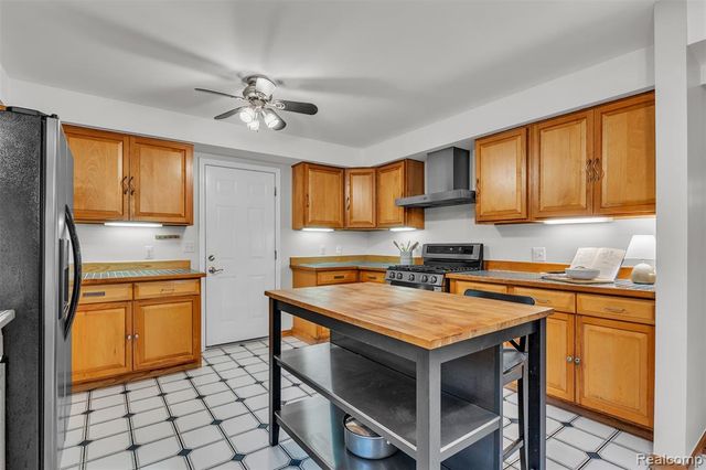 9035 Farmington Road, Livonia, MI 48150