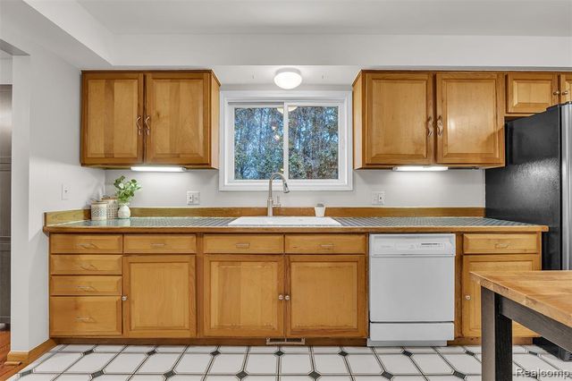 9035 Farmington Road, Livonia, MI 48150