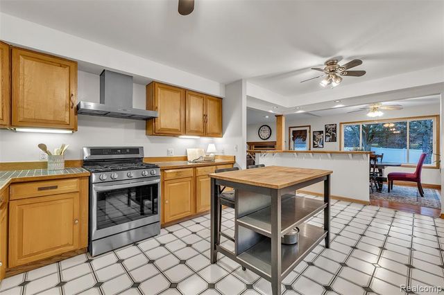 9035 Farmington Road, Livonia, MI 48150